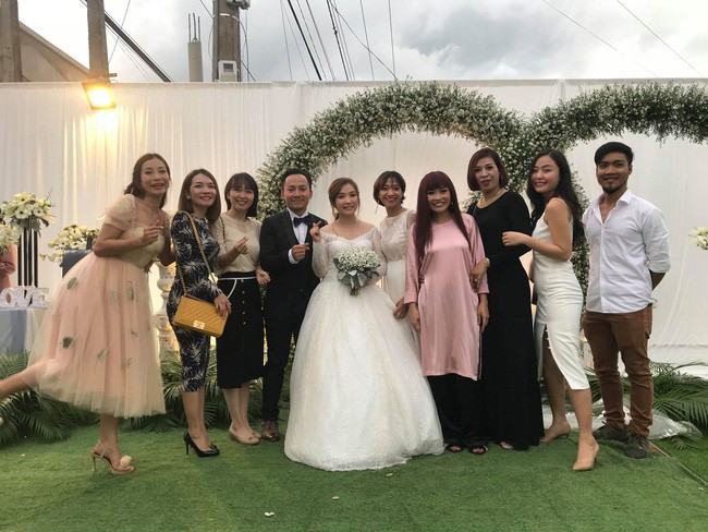 Vợ chồng Tiến Đạt vui vẻ chụp hình bên bạn bè.