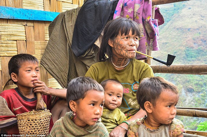 Những người phụ nữ tại đây có đặc điểm chung là đều xăm hình lên mặt.