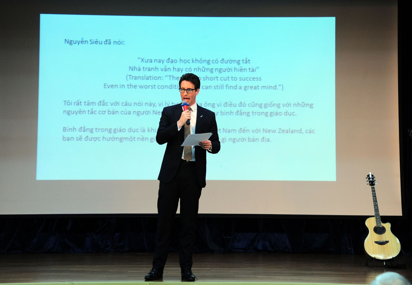 Ngài Phó Đại sứ với bài phát biểu bằng tiếng Việt.