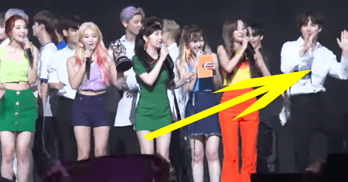 Suho bắt chước vũ đạo của nhóm nhạc đàn em.