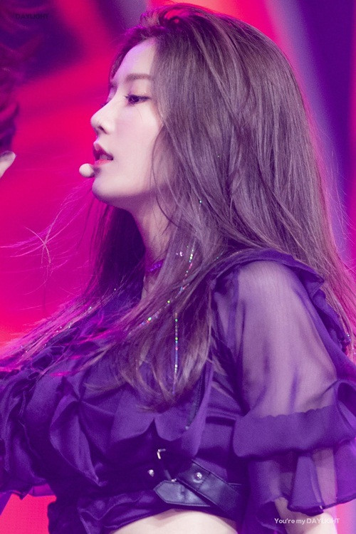 Gần đây, nhiều nữ idol Hàn đã đưa mốt tóc kim tuyến hot trở lại. Tân binh Eun Bi của IZONE khiến mái tóc nâu trở nên thu hút hơn hẳn với những sợi kim tuyến bảy sắc cầu vồng.