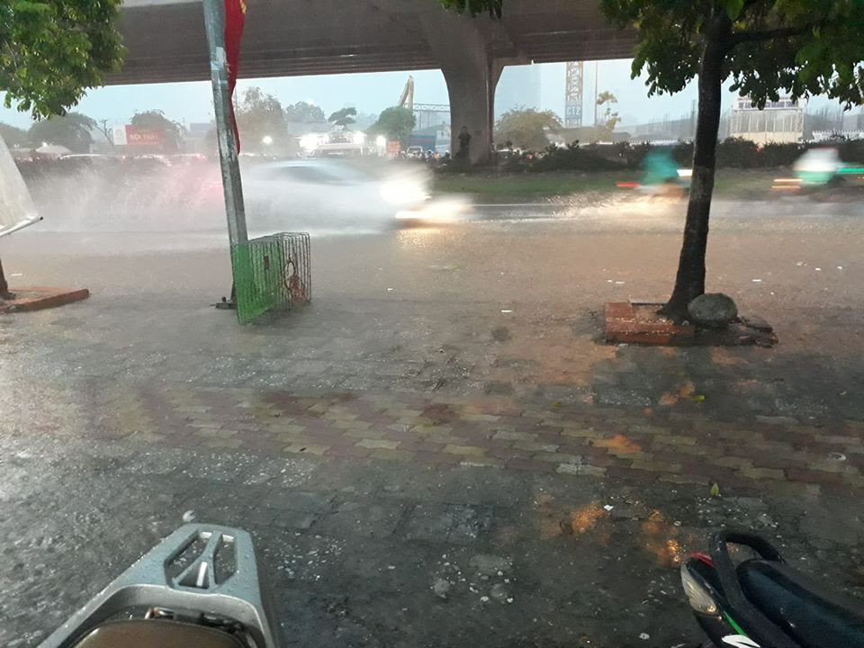 Hình ảnh ghi nhận tại đường Nguyễn Xiển, mưa gây ngập lụt và khiến nhiều người đi đường không kịp trở tay. (Ảnh: FB Bo di ma song)