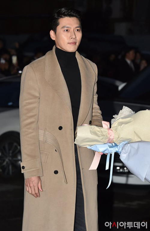 Ở buổi tiệc mừng công của Hạ cánh nơi anh, áo cổ lọ đen tiếp tục là item đồng hành cùng Hyun Bin. Dù mặc đi mặc lại một style, vẻ ngoài của anh trông vẫn không hề nhàm chán.