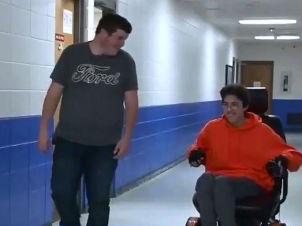 Brandon rất vui vì có chiếc xe lăn mới – và Tanner cũng vui không kém.