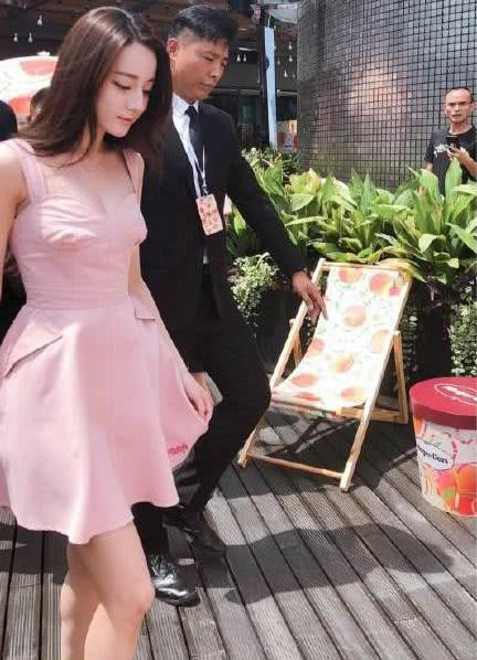 Vì Địch Lệ Nhiệt Ba có xuống sắc, chỉ là kém xinh hơn so với chính cô mà thôi. Chứ đẳng cấp nhan sắc của Nhiệt Ba quả thực không thể đùa được.