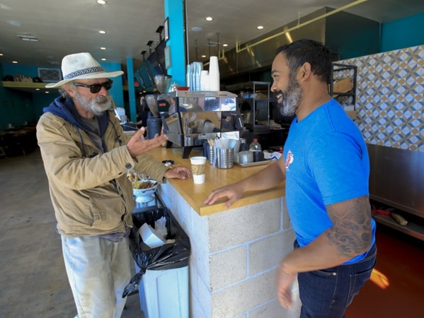 Mỗi khi bớt bận rộn, bác Keiller lại vui vẻ trò chuyện cùng ông Taylor.