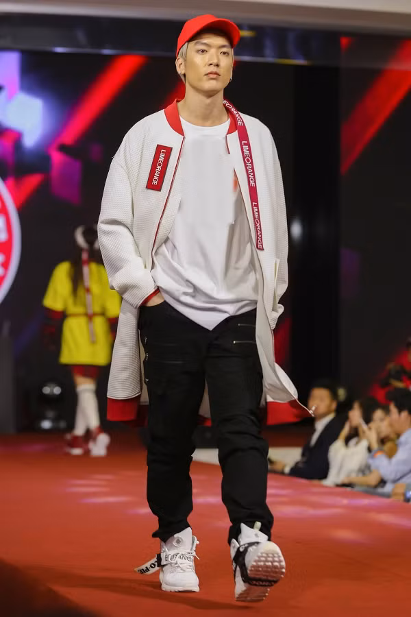 Nhiều khán giả trẻ hào hứng khi có cơ hội gặp lại diễn viên, người mẫu Brian Lộc Trần (The Face) tại sự kiện thời trang.