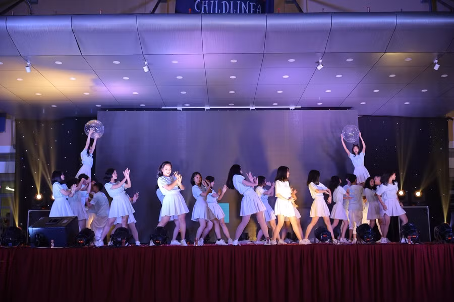 Những nhân vật, tình tiết quen thuộc trong truyện cổ tích nay được đưa lên sân khấu teen qua những bài hát, vũ đạo.