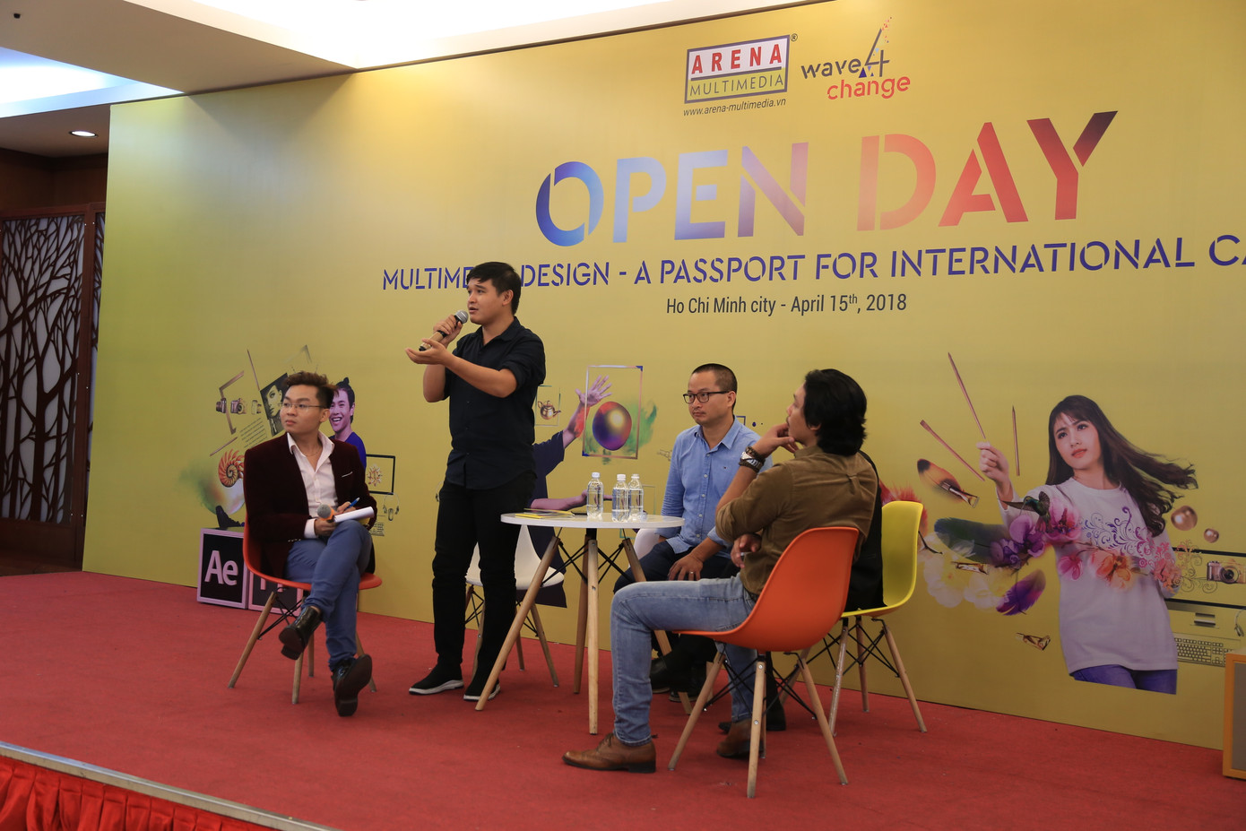 Từ trái sang phải: MC - Đạo diễn Võ Thanh Hòa - Đại diện trường Arena Multimedia - Thạc sĩ Đào Lê Hòa An - chàng trai 9X Trịnh Hấp 