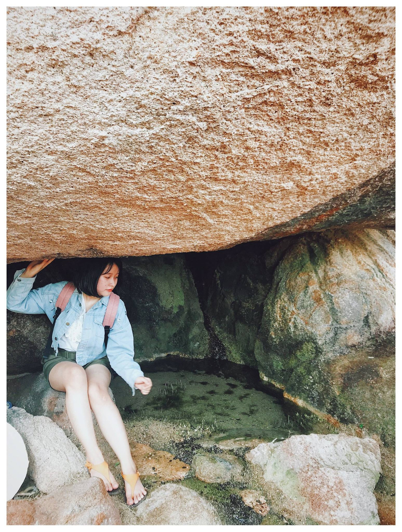 Đây là suối Giếng Tiên. Tên gọi thú vị của nó bắt nguồn từ một truyền thuyết thuở xa xưa. Chuyện kể rằng vào mỗi đêm trăng sáng, các nàng tiên hay đến đây tắm rồi lại du ngoạn về trời.