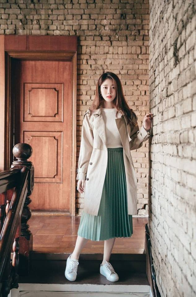 Chiếc váy của những cô nàng mê phong cách Hàn Quốc không thể không nhắc tới. Váy xếp ly sẽ khiến bạn trông cực kỳ xinh đẹp, dịu dàng và bắt mắt khi kết hợp thêm một chiếc áo khoác dài bên ngoài. Sneaker hoặc giày cao gót đều phù hợp với chiếc váy xinh xắn này.
