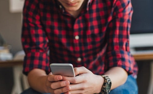 Trên đời này, chẳng có ai "bận" mãi như thế cả, chỉ là anh chàng này không còn hứng thú tiếp chuyện cô bạn gái nữa.