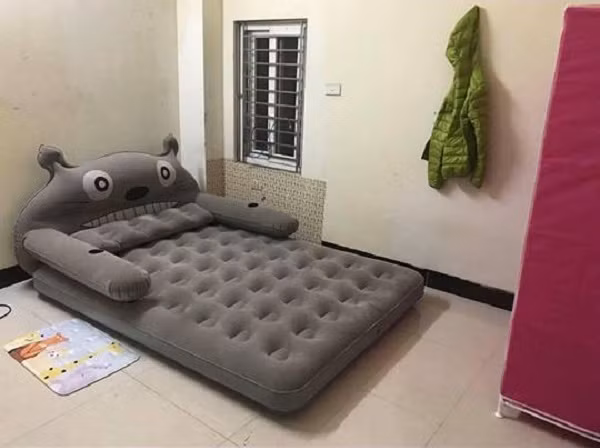 Căn phòng trọ nhỏ đơn giản của Ánh Nguyệt.