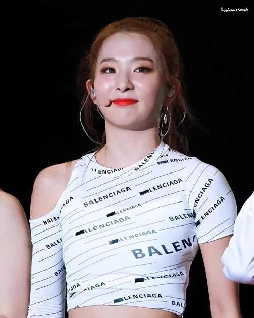 Làn da mặt căng bóng không tỳ vết luôn là điều khiến các cô gái ngưỡng mộ ở Seulgi. Thành viên nhóm Red Velvet biết chừng mực khi không dùng highlight quá đà.