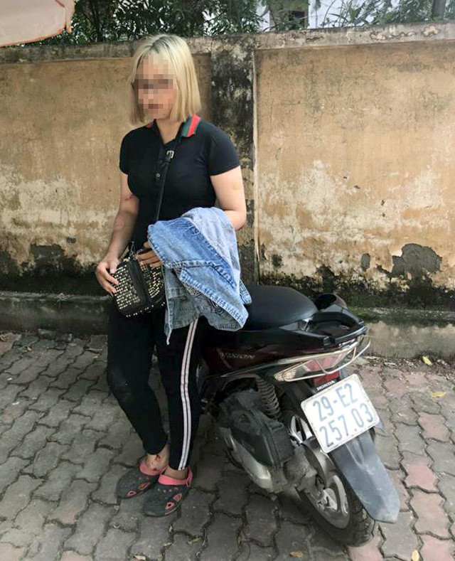 Thiếu nữ tóc trắng - vàng "thông chốt 141".