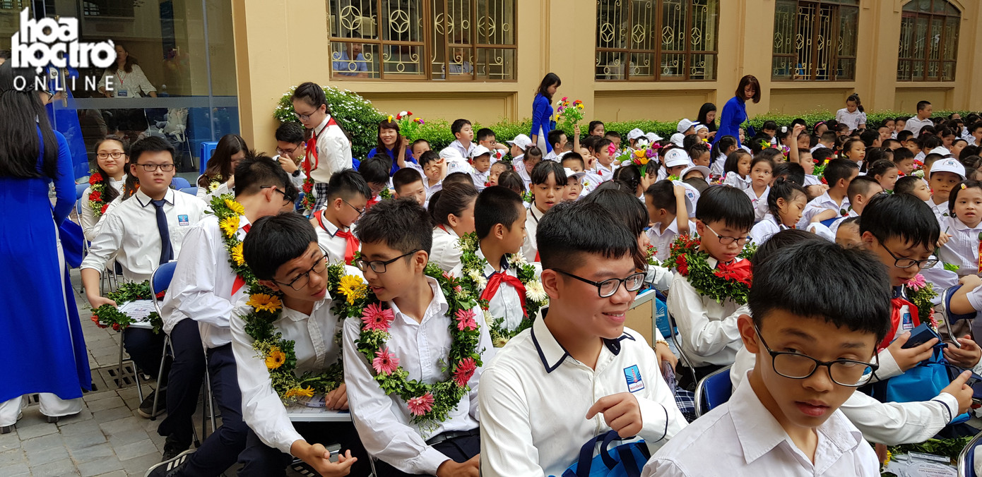 Gương mặt rạng rỡ của các học sinh vừa được nhận phần thưởng