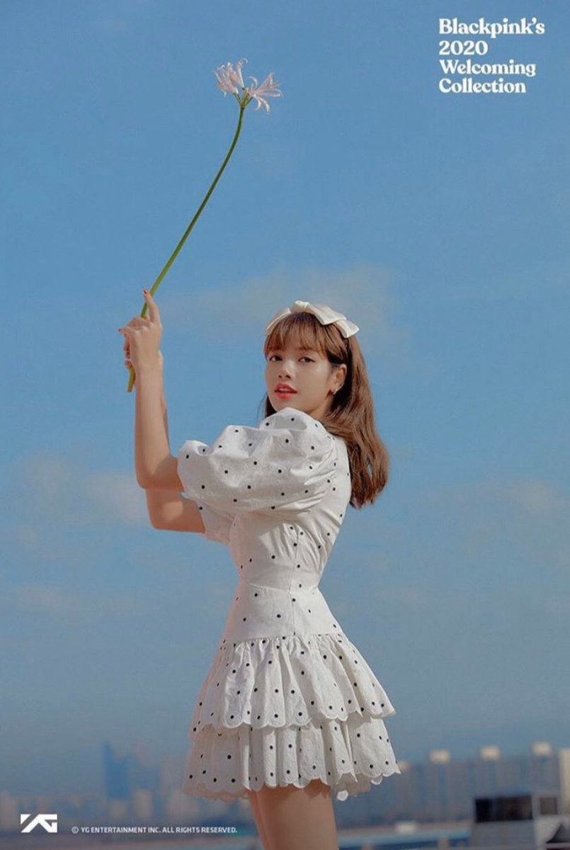 Trong bộ ảnh mới của nhóm Black Pink, Lisa đã gây bất ngờ lớn khi chia tay hình ảnh cá tính cool ngầu để trở thành cô gái dịu dàng với váy xòe chấm bi. Đặc biệt chiếc nơ to bản cùng tông với váy đã giúp diện mạo của Lisa thêm phần hoàn hảo.