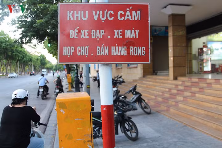 Biển cấm để xe đạp, xe máy trên các tuyến phố của Hà Nội đã có từ lâu nhưng nhiều người gần như đã quên mất sự xuất hiện của nó.