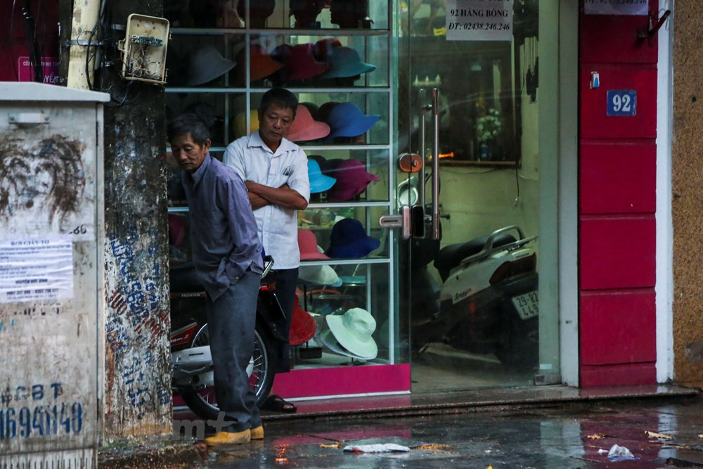 Thời tiết Hà Nội được dự báo trong sáng 10/10 còn có mưa rào và dông.Trời chuyển lạnh với nhiệt độ thấp nhất phổ biến 20-22 độ.