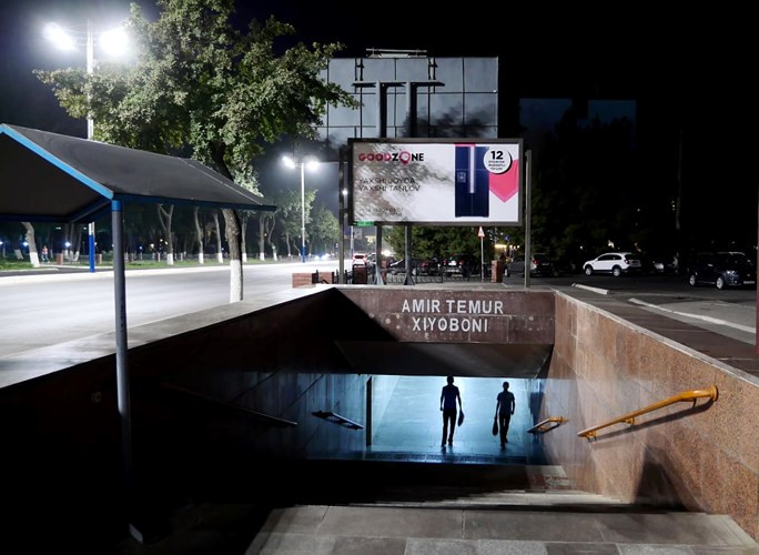 Hầu hết các lối vào của nhà ga tàu điện ngầm đều rất đơn giản và không gợi ra điều gì về những kiến trúc tuyệt đẹp bên dưới.