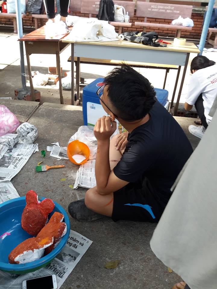 Ủa, nam nhi ngồi đây canh bánh?