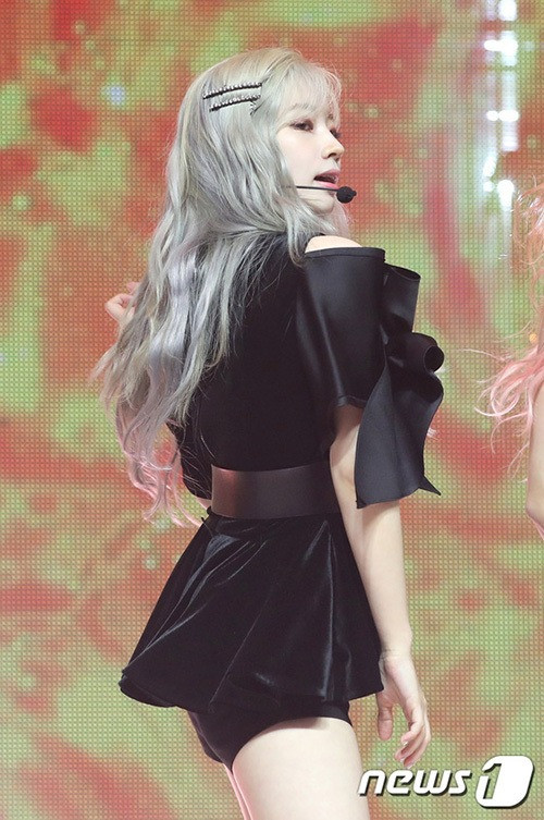 Visual của Dahyun được đặc biệt chú ý trong sự kiện này. Nữ idol nhuộm tóc xám nổi bật, khoe làn da ''trắng bật tông đến phát sáng''.