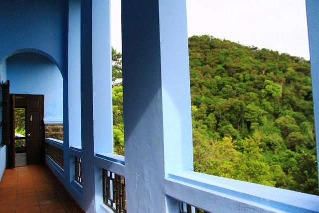 Biệt thự Cẩm Tú từ tầng 2 nhìn ra dãy núi hùng vĩ