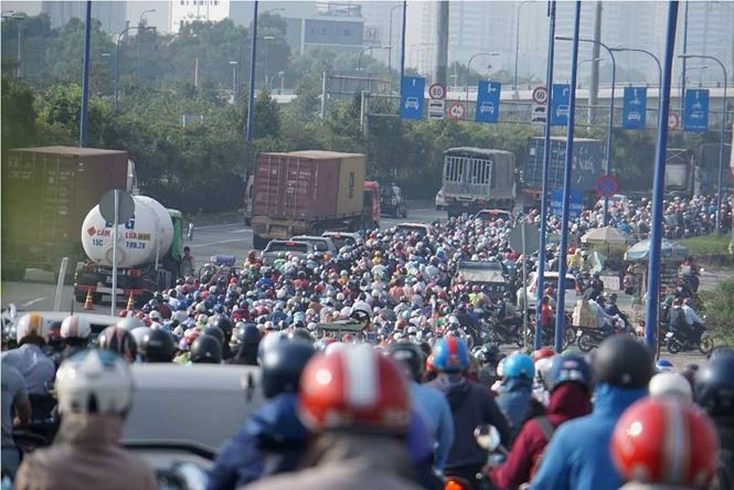 Tại các tuyến cửa ngõ, tình trạng giao thông cũng phức tạp hơn do lượng xe máy đổ vào nội thành tăng cao. (Nguồn ảnh: Tiền Phong)