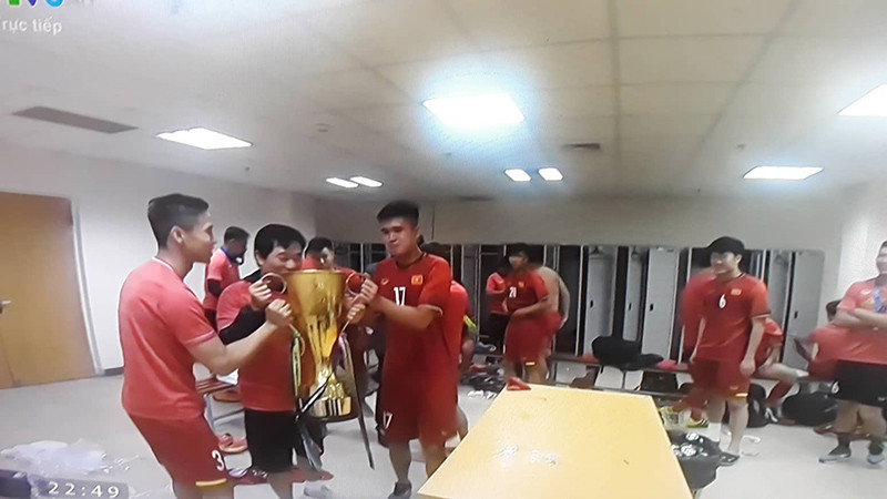 Chiếc cúp vàng được các cầu thủ đưa vào phòng thay đồ và thi nhau ngắm nghía.