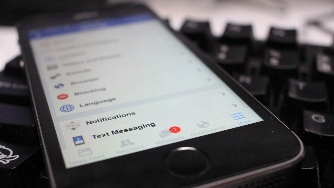 Bạn có thể thay đổi hoặc xóa số điện thoại liên kết với tài khoản Facebook. ẢNH: AFP.