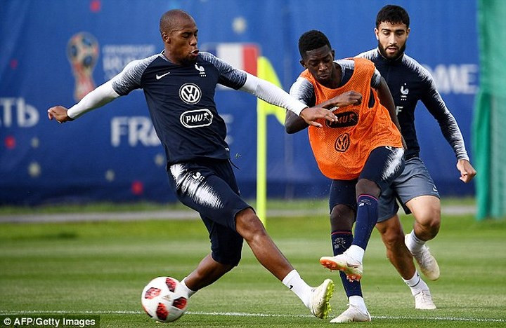 Tiền vệ Dembele (ở giữa) trong bài tập đối kháng.