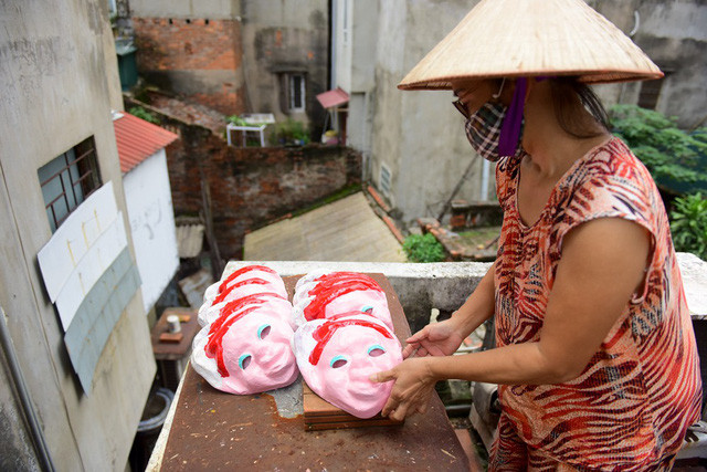 Mỗi một lần tô xong một màu, mặt nạ được phơi khô dưới nắng tự nhiên rồi mới tiếp tục tô màu tiếp theo.