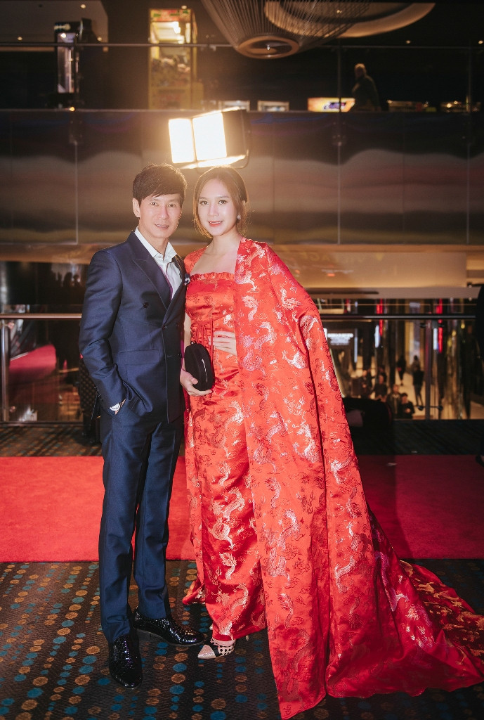 Vợ chồng Lý Hải - Minh Hà xuất hiện lộng lẫy tại buổi ra mát phim mắt phim ở Úc