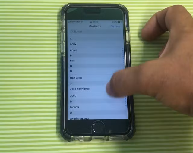 Kẻ tấn công có thể truy cập vào danh bạ trên iPhone mà không cần mật khẩu.