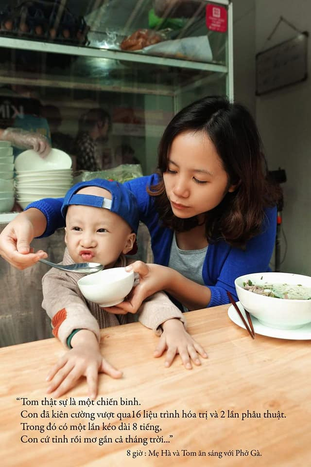 Trong hành trình chống lại căn bệnh quái ác, Tom luôn có sự đồng hành của gia đình thân yêu, đặc biệt là mẹ bé.