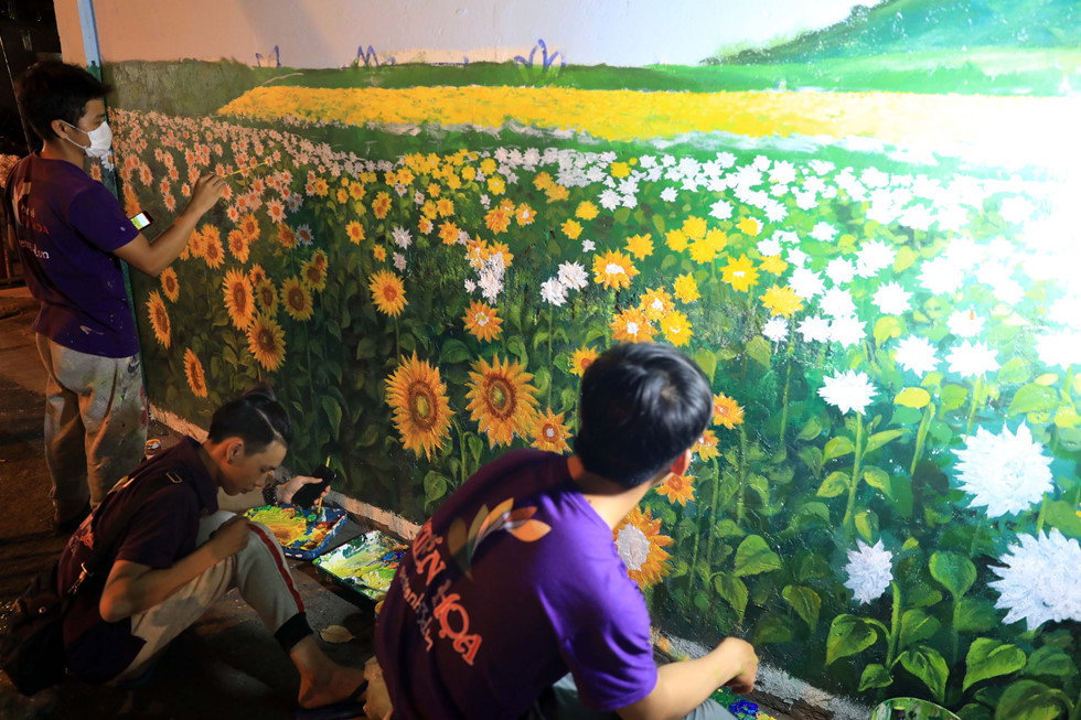 Những đóa hoa hướng dương khoe sắc trên những bức tường. ẢNH: LAM NGỌC.