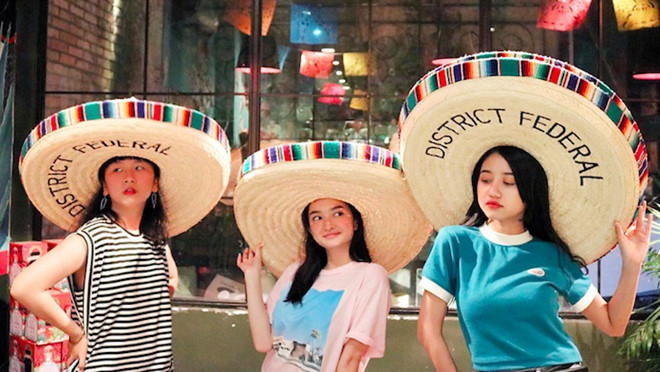 Nếu như các hội bạn thân khác đều hướng đến những hình ảnh đẹp, sang chảnh, thì hội bạn của các 9X đời cuối như Kaity Nguyễn, Trang Hý, Kiều Trinh, Trịnh Thảo lại có phong cách trẻ tung, hài hước mỗi lần xuất hiện chung.