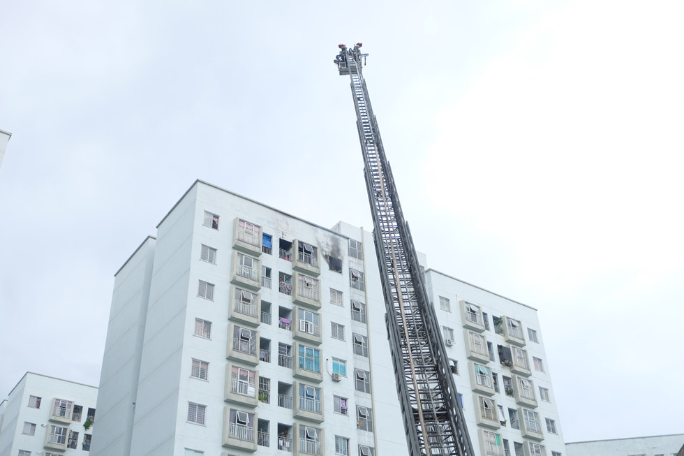 Vụ cháy xuất phát từ nhà số 1202 ở tầng 12 chung cư 12T5. ẢNH: NHẬT HUY
