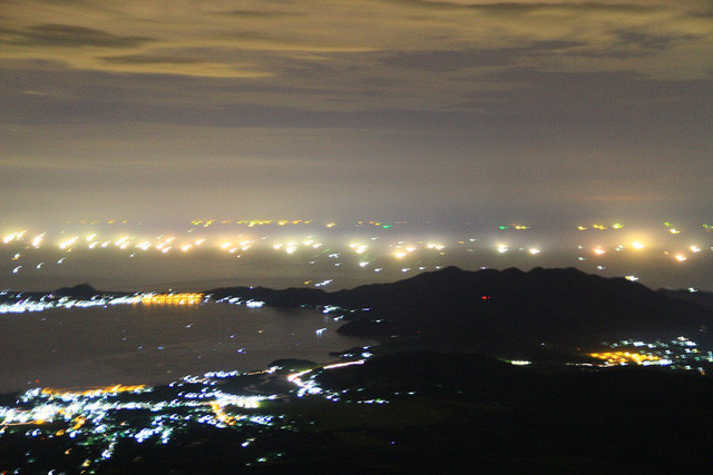 Cảnh đầm phá Cầu Hai và khu kinh tế Chân Mây - Lăng Cô nhìn từ Bạch Mã xuống về đêm