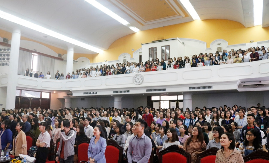 Hội trường đã kín người nhưng vẫn còn rất nhiều bạn trẻ đang đợi check-in ở phía ngoài.