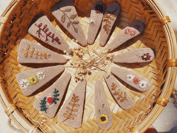 Những chiếc kẹp tóc thêu tay xinh xắn rất được lòng các cô gái