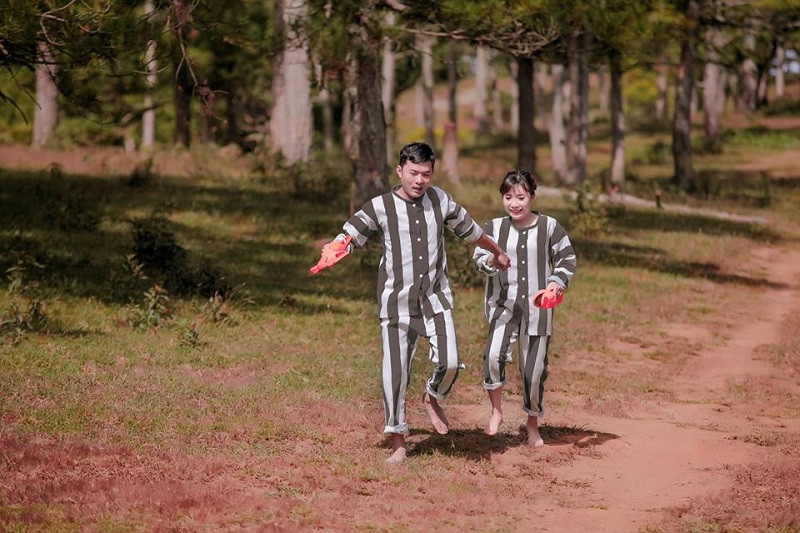 ... Nên dắt tay nhau đi trốn.