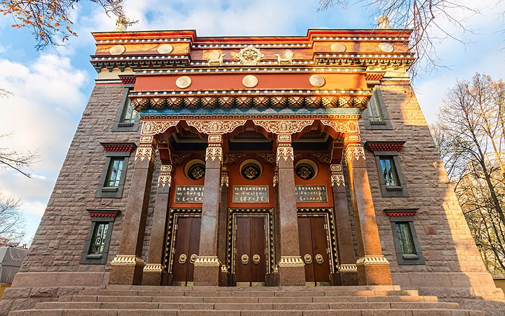Thiền viện Gunzechoinei ở St. Petersburg được thành lập từ năm 1909 là một trong những công trình Phật giáo đắt đỏ nhất châu Âu khi được xây từ đá granite và được trang trí rất cầu kỳ với cửa kính màu được vẽ bởi họa sỹ nổi tiếng Nikolai Roerich.