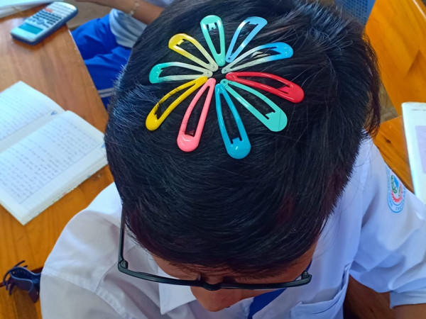 Đóa hoa nhiều màu nở rộ trên mái tóc