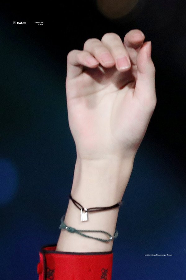 Lòng bàn tay của V nuột nà như tay con gái, khuôn móng tay vuông vắn và đều tăm tắp, đúng chuẩn một bàn tay đẹp kiểu mẫu.