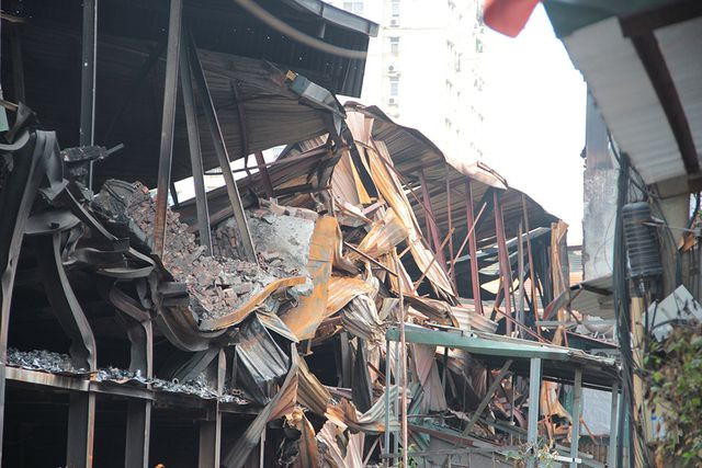 Khung sắt nhà xưởng méo mó, nguy cơ sập bất cứ lúc nào.