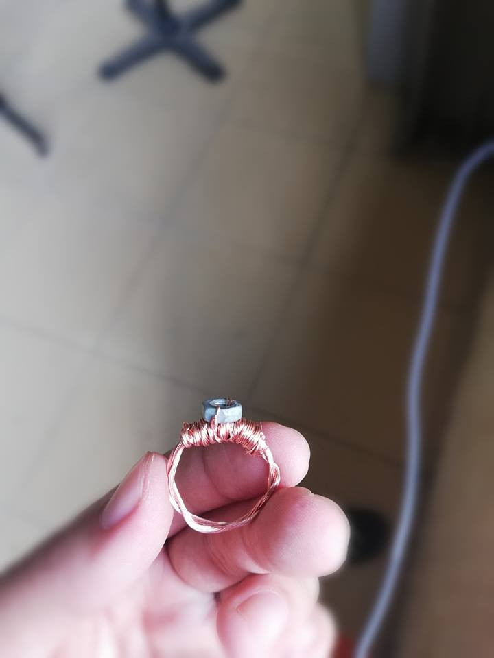 Nhẫn ngành Điện, đơn giản, đeo sáng tay, lại còn có cả &quot;kim cương&quot;.