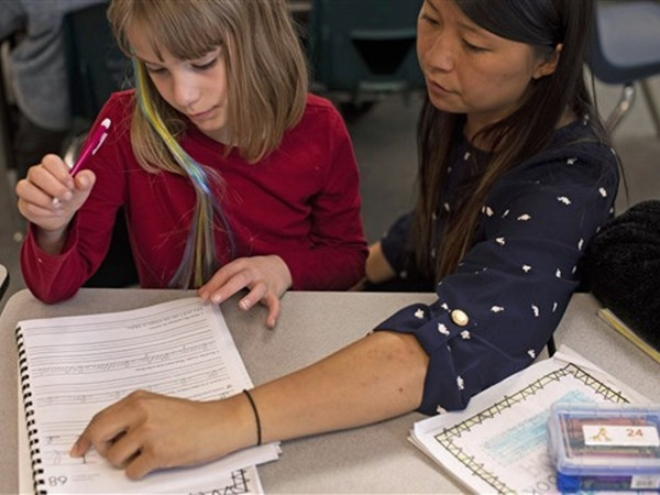 Cô giáo Shelby Yuan (phải) có 3 ngày cuối tuần để chuẩn bị các tiết học, chú ý kỹ hơn đến từng học sinh.