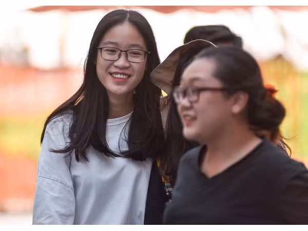 Đa phần các thí sinh ra về với tinh thần vui vẻ và nở nụ cười tươi sau khi kết thúc kỳ thi THPT Quốc gia 2019 đầy căng thẳng.