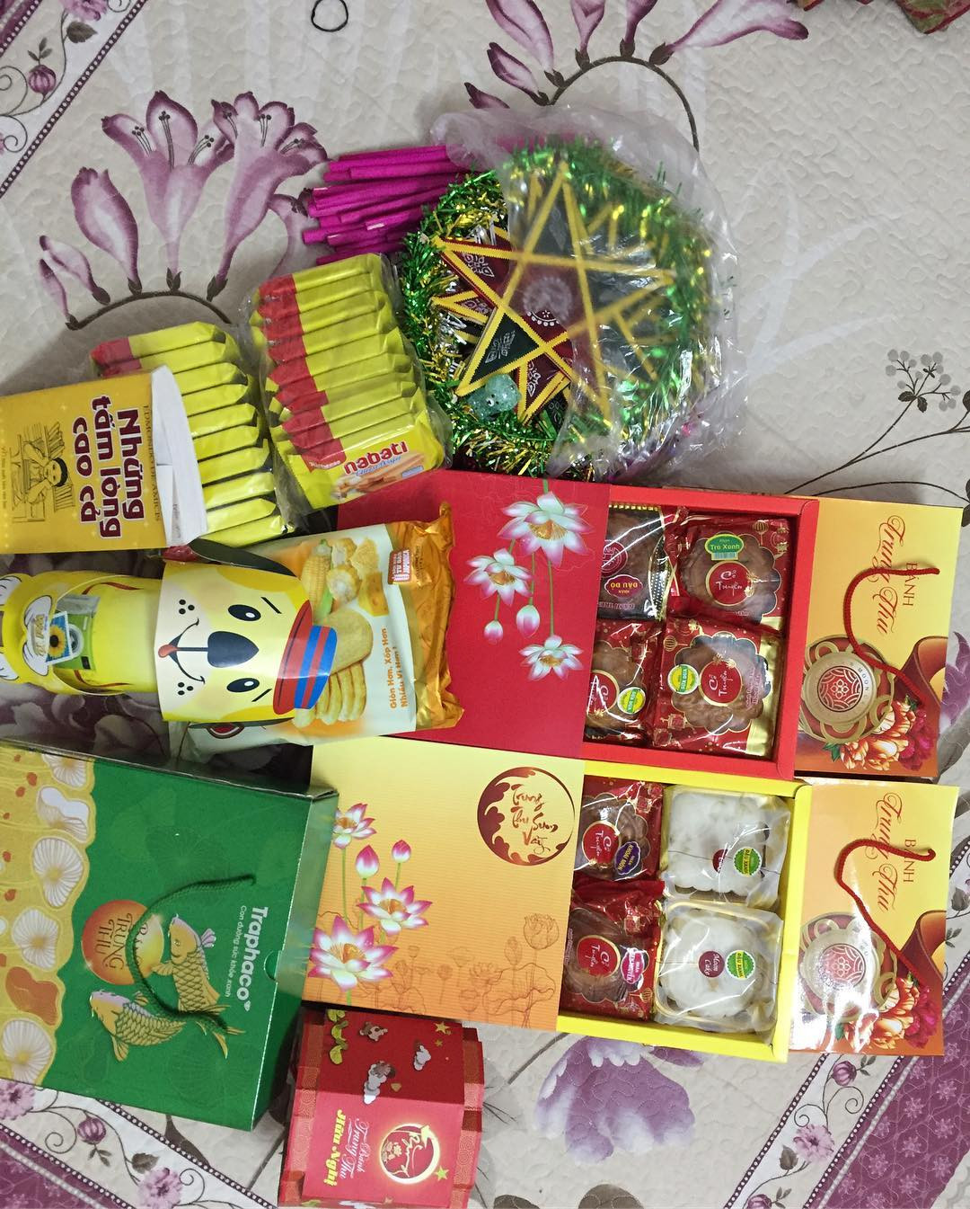 Mâm cỗ đủ đầy được cả lớp này chuẩn bị để các thành viên đều được phá cỗ đấy! (Ảnh: @phanh.777)